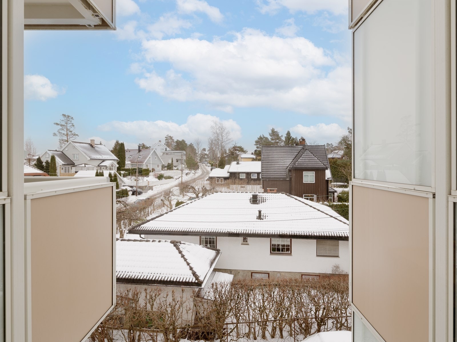 Utsikt fra vindu på kjøkkenet. Galleribilde