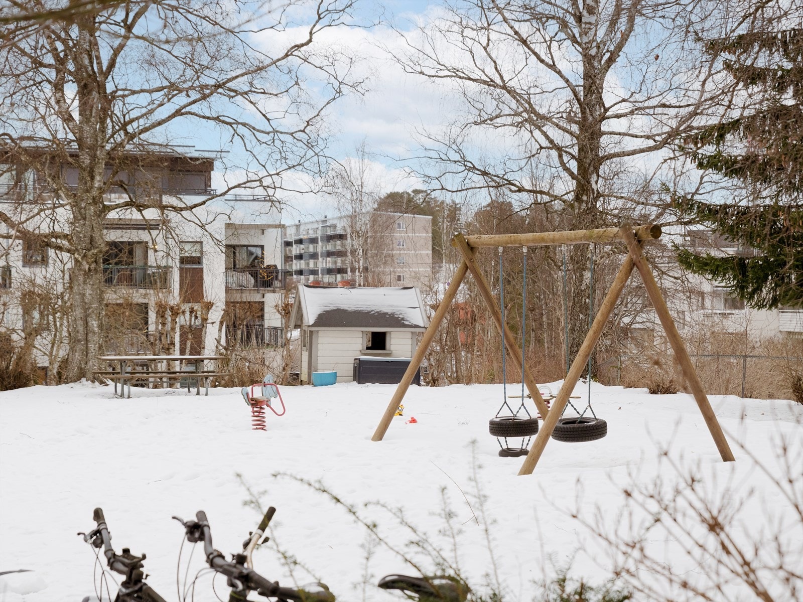 Fellesområdene er pent opparbeidet og godt tilrettelagt for både store og små, med sittebenker, lekeapparater og trivelige uteplasser. Galleribilde