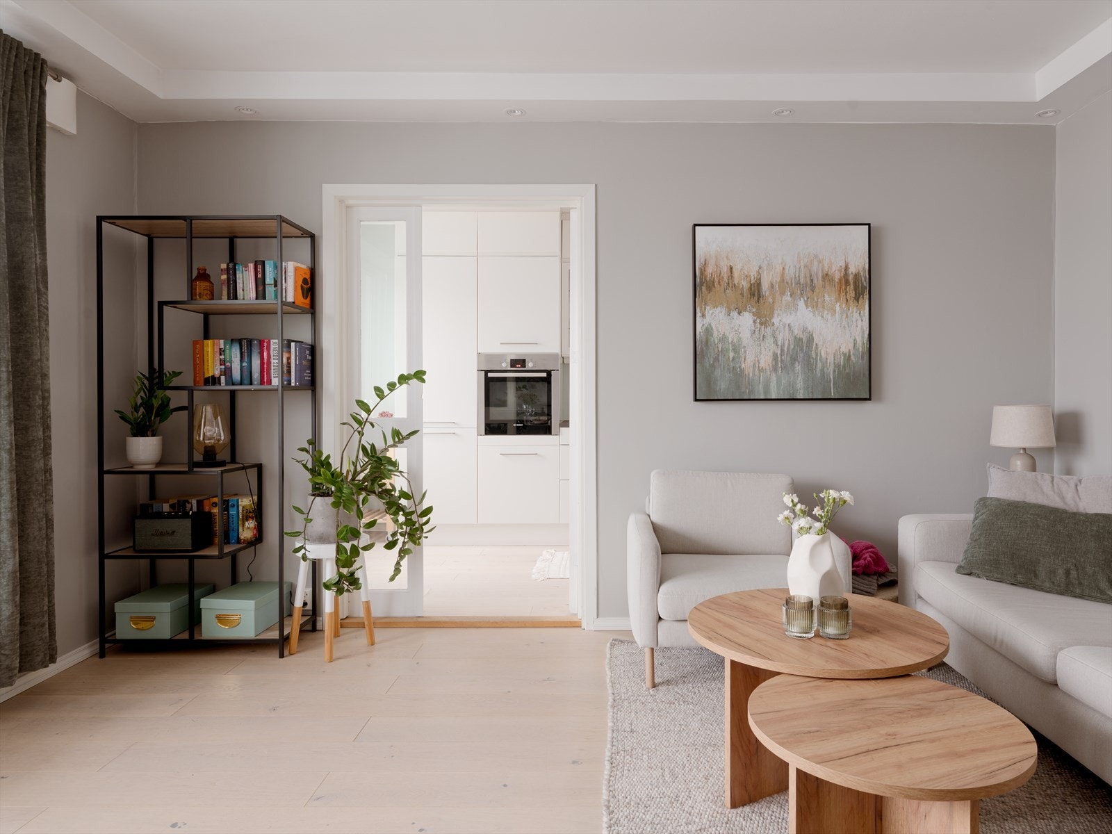 Leiligheten ligger fint til i byggets 3. etasje. Det praktiseres ikke forkjøpsrett i borettslaget. Galleribilde