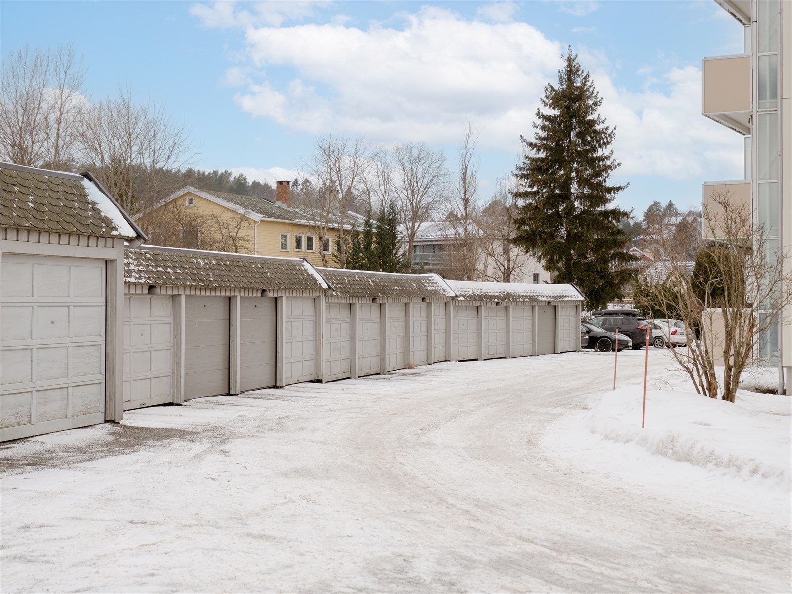 Det er tidvis mulighet for å leie garasje- eller biloppstillingsplass. Tildeling skjer etter ansiennitet på borettslagets venteliste, hvor andelseiere har fortrinnsrett. Galleribilde