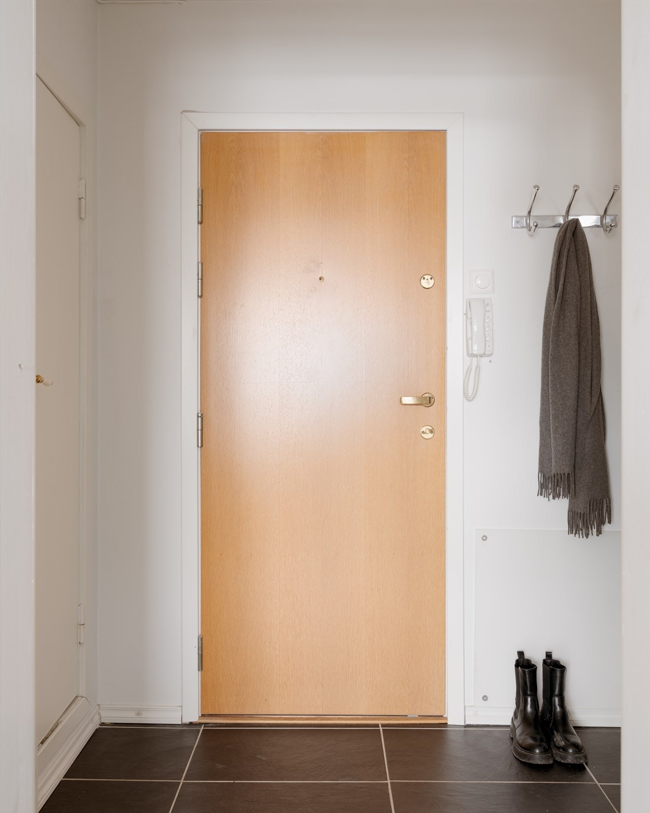 Leiligheten disponerer en loftsbod med et gulvareal målt til ca. 10 m², og to kjellerboder på hhv. ca. 2,2 og 4 m². Galleribilde