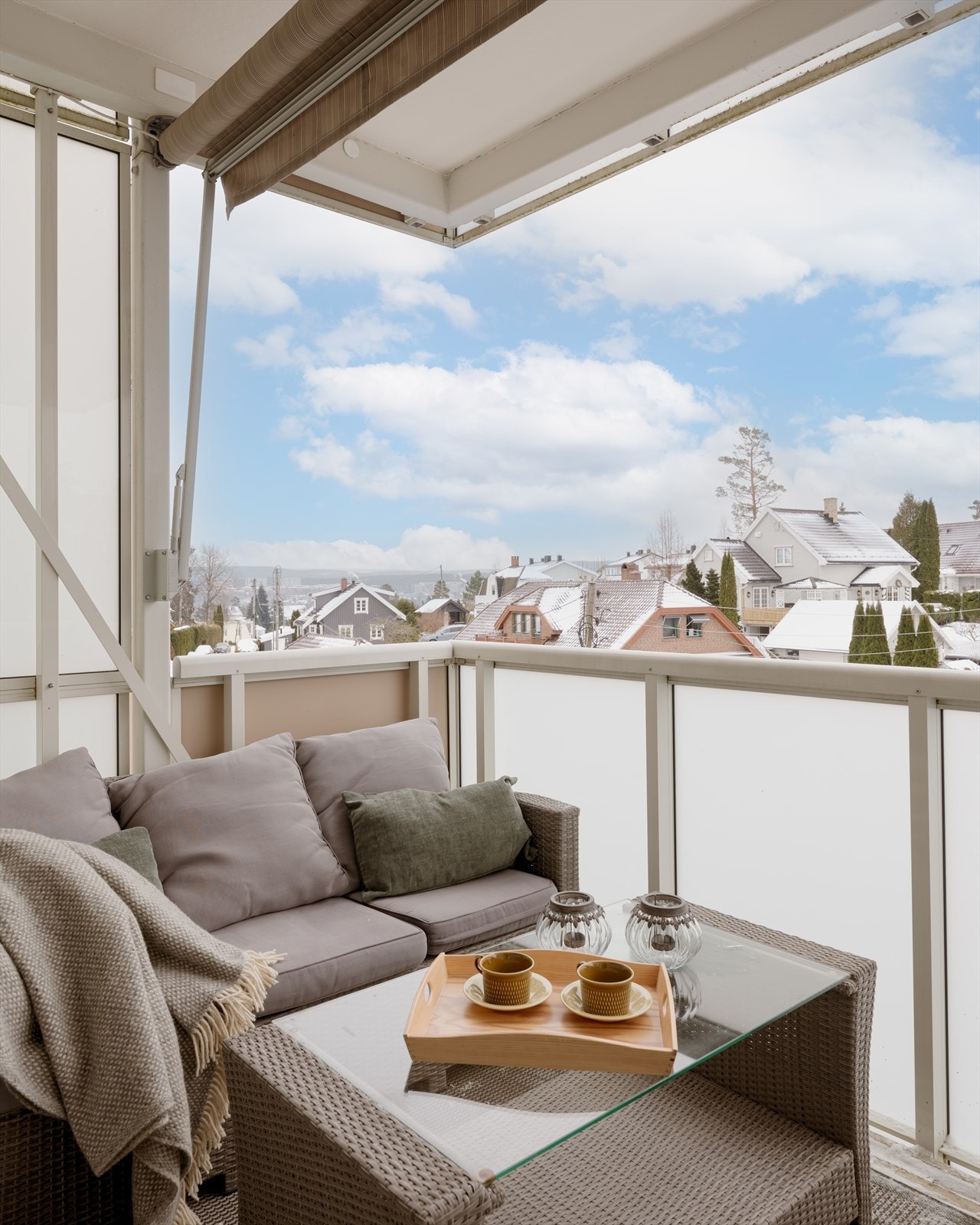 Leiligheten har utgang til en sydvendt balkong på ca. 8 m². Galleribilde