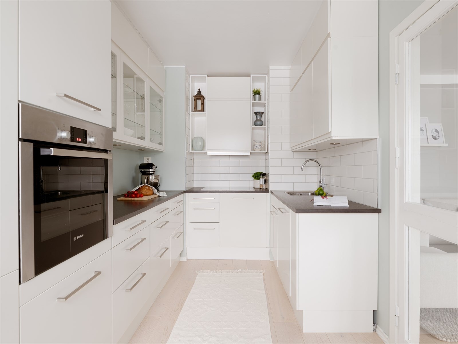 Kjøkkenet ligger adskilt i et eget rom. Galleribilde