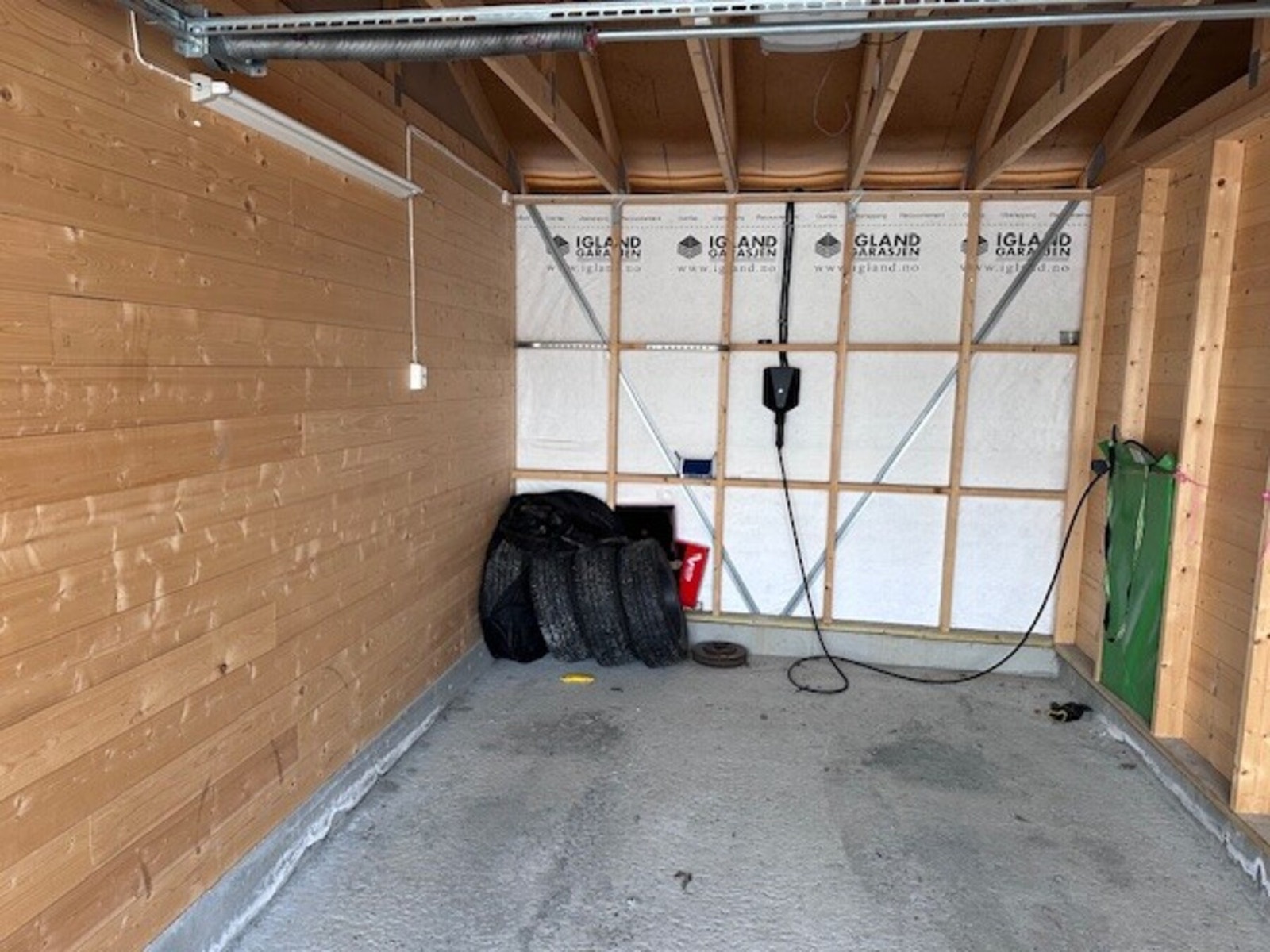 (Privat bilde) Montert el-billader. Lagringsplass i enden av garasjen. Plass til hylleløsning i enden Galleribilde