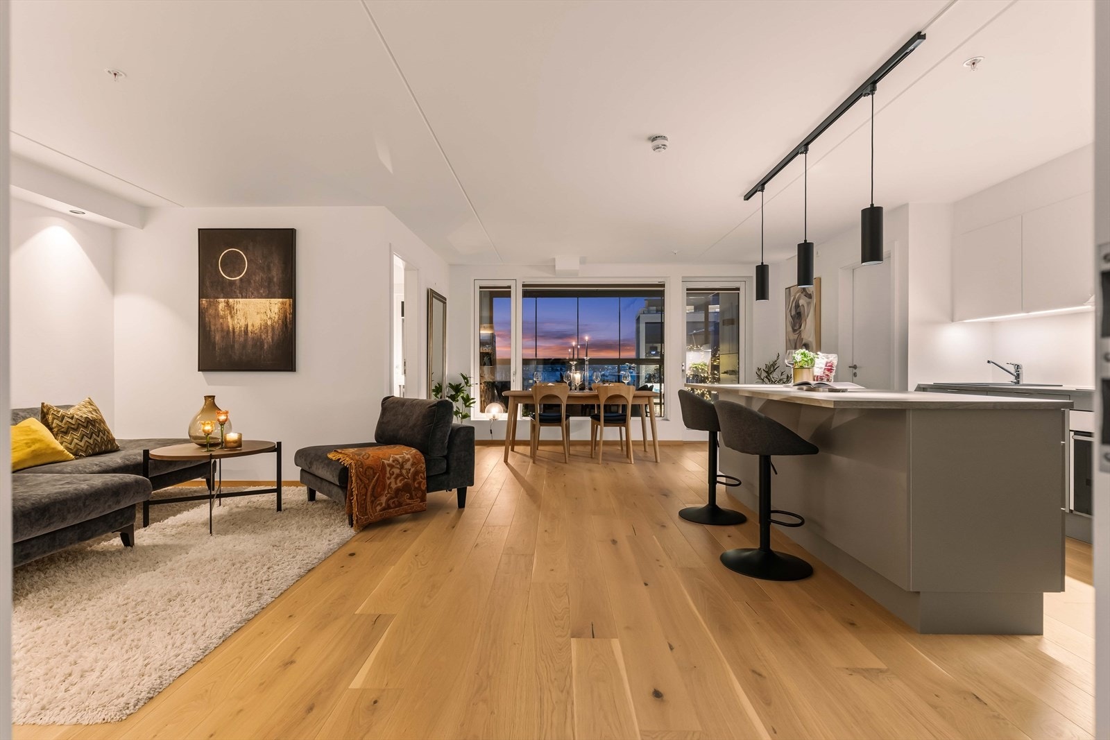 Store vindusflater gir en lys og innbydende atmosfære Galleribilde