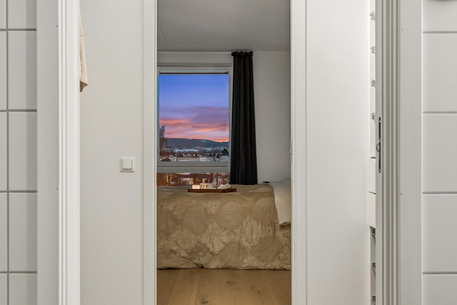 Walk-in closet med svært gode oppbevaringsmuligheter og direkte adkomst til både bad og hovedsoverom - mer praktisk blir det ikke. Galleribilde