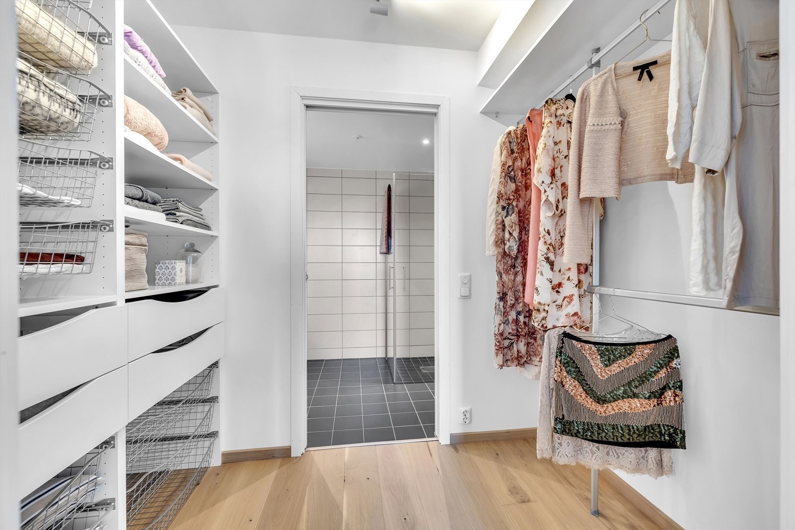 Omkledningsrom i tilknytning til en-suite løsning. Galleribilde