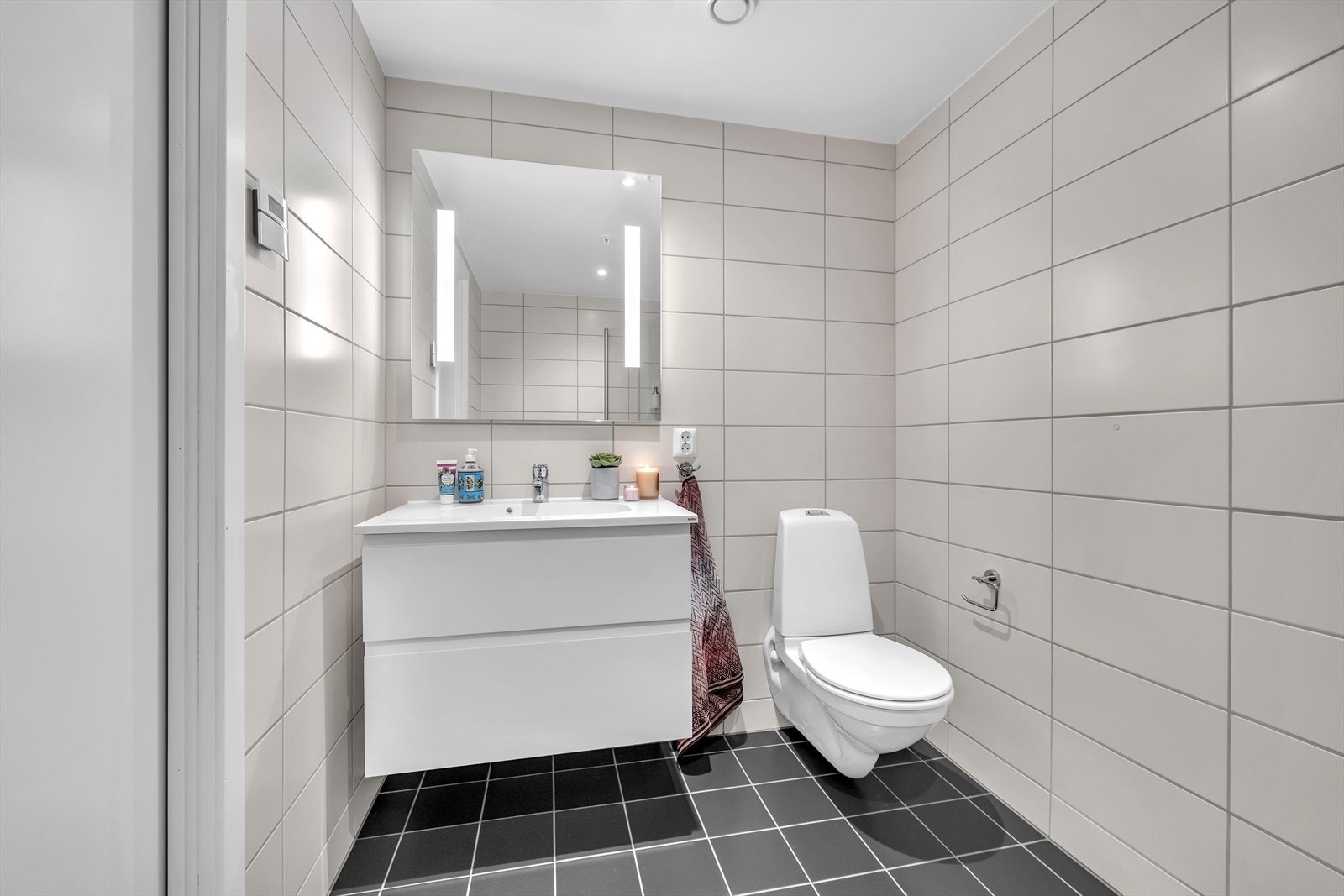 Flislagt bad med dusjhjørne og moderne innredning Galleribilde