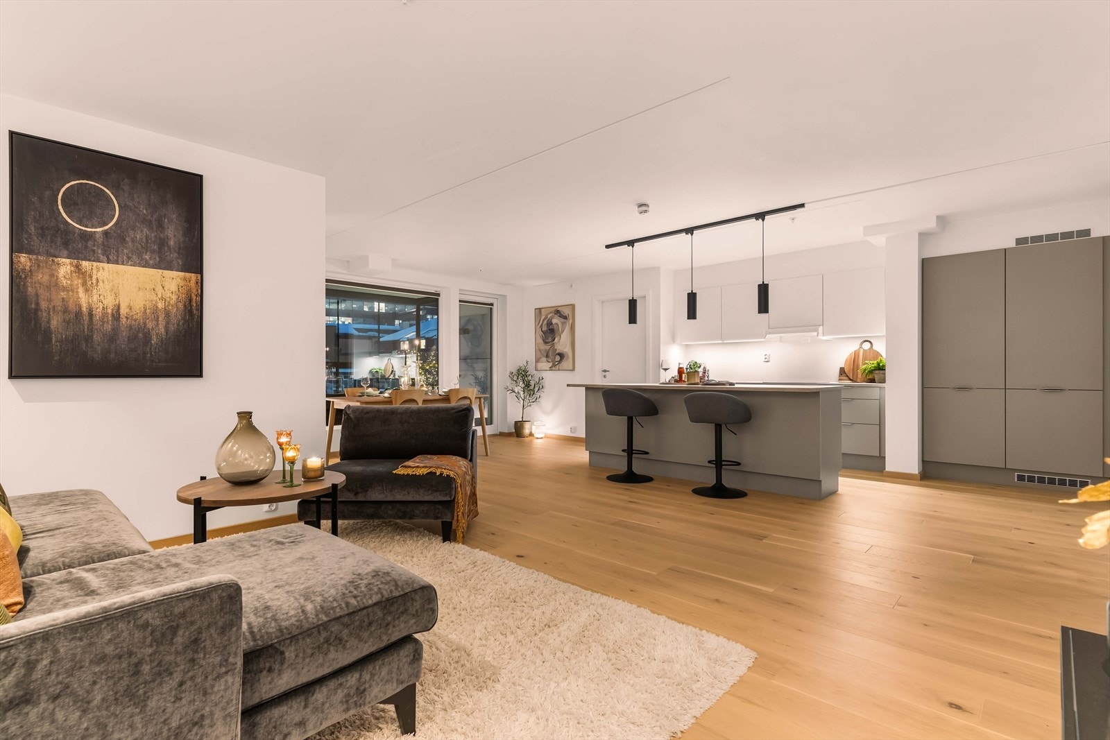 Moderne kjøkken med stilrene fronter Galleribilde