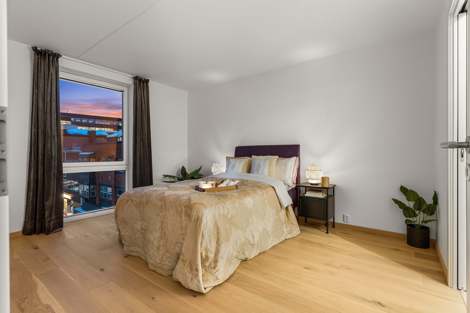 Romslig hovedsoverom med god plass til dobbeltseng Galleribilde