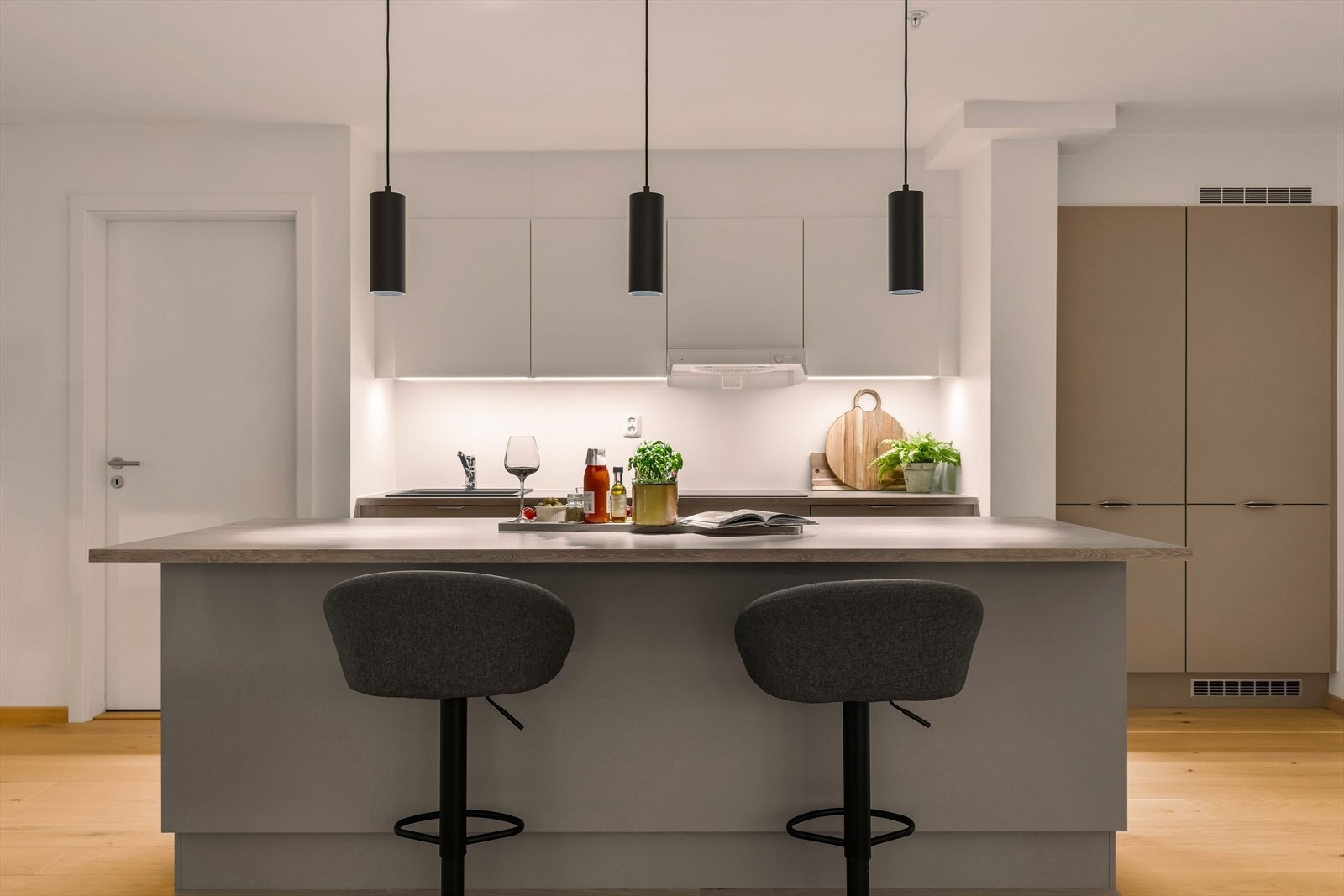 Moderne kjøkken som er godt utnyttet Galleribilde