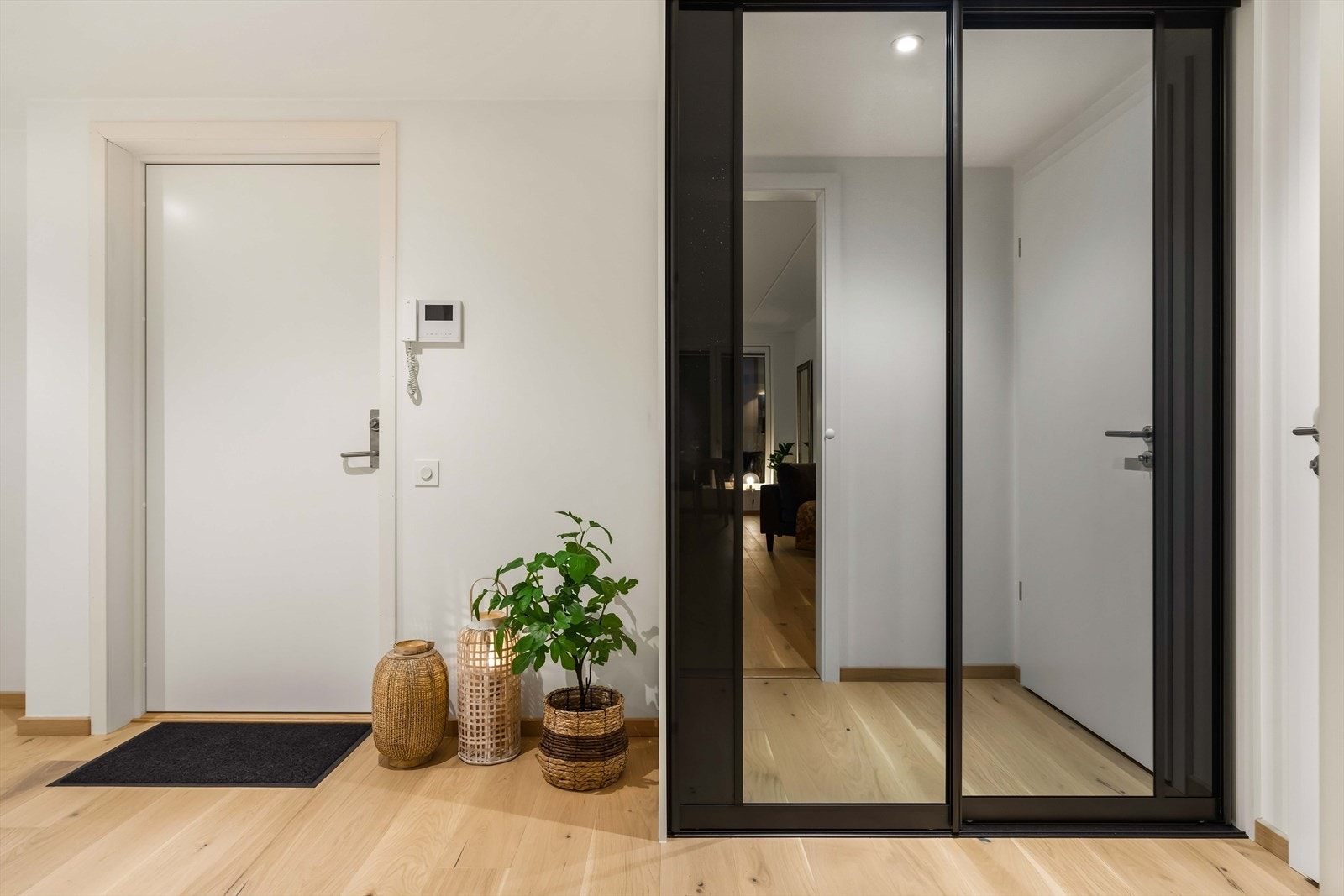 Skyvedørsgarderobe med speilfronter i entré Galleribilde