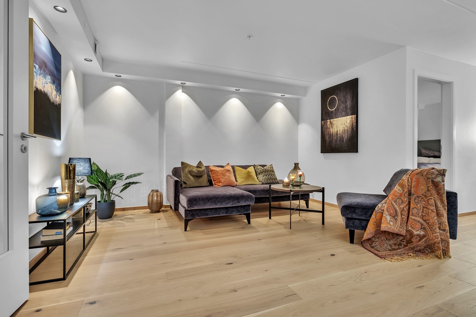 Parkettgulv og slette malte vegger i hele leiligheten Galleribilde