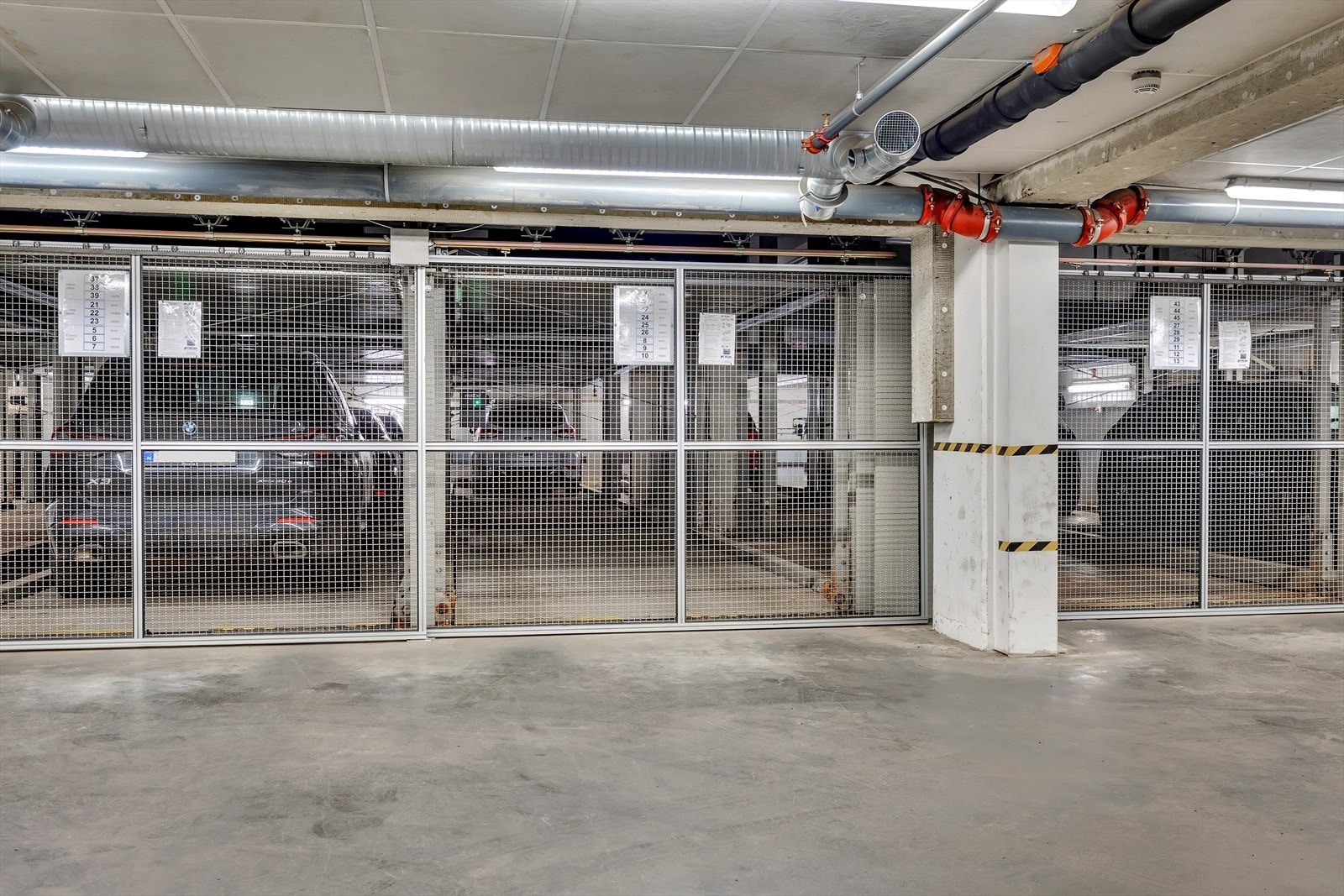 Det er garasjeplass med elbillader i kjelleren som medfølger salget. Dette er plass nr. 10 som er fremre plass i garasjeanlegget. Galleribilde