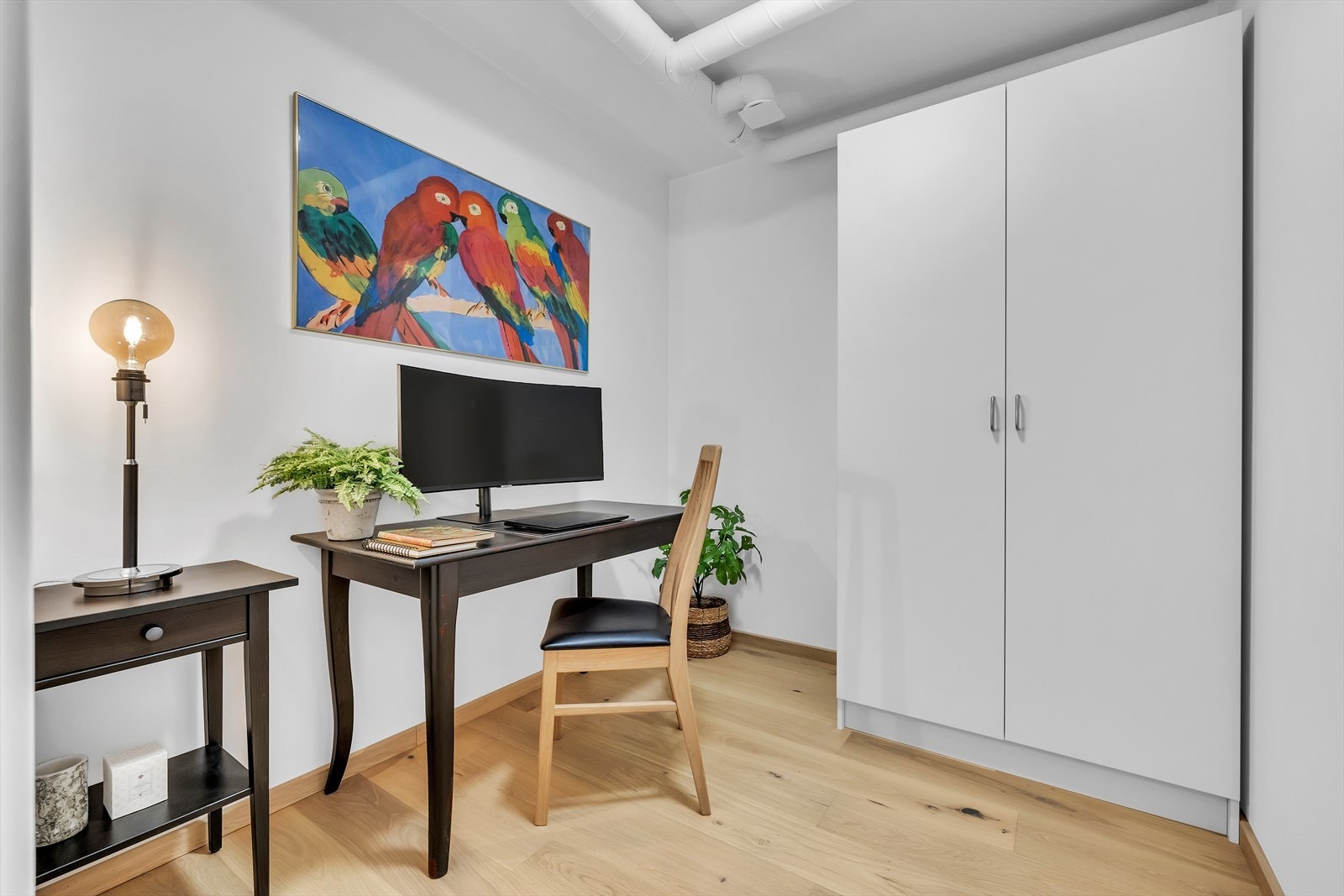 Bod som er romslig og innredet perfekt som kontor. Galleribilde