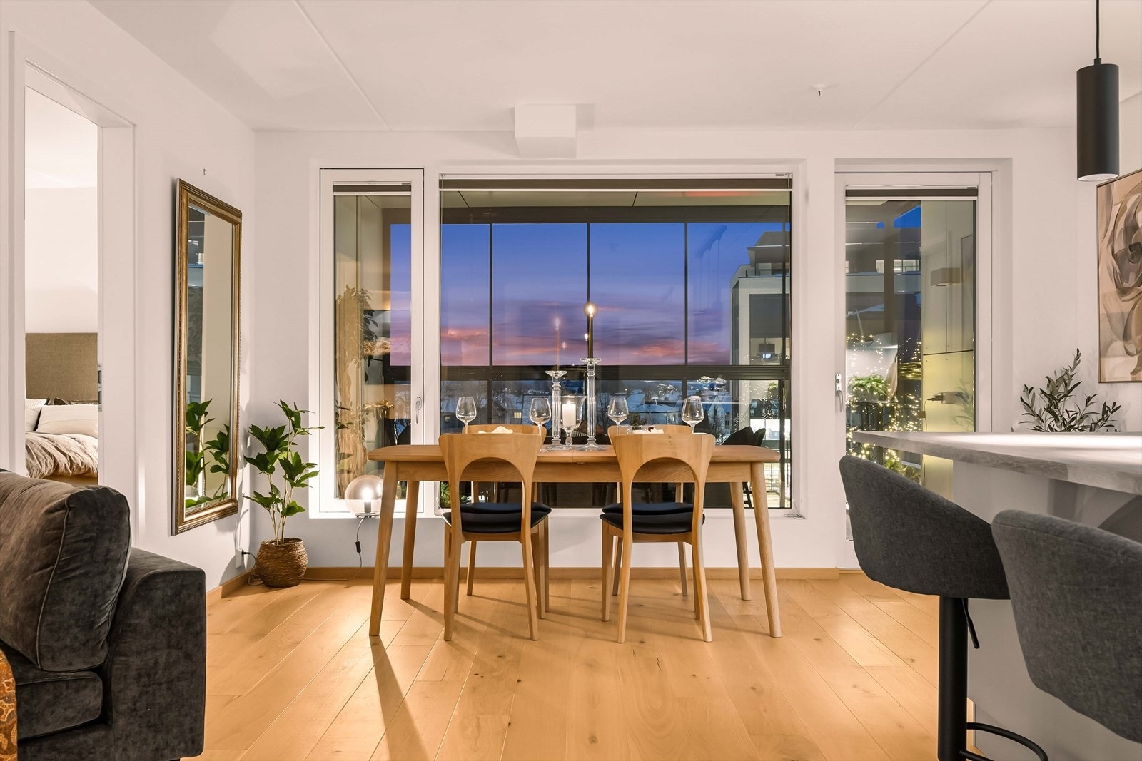 Spisestue i praktisk tilknytning til kjøkken - perfekt for hyggelige middager Galleribilde