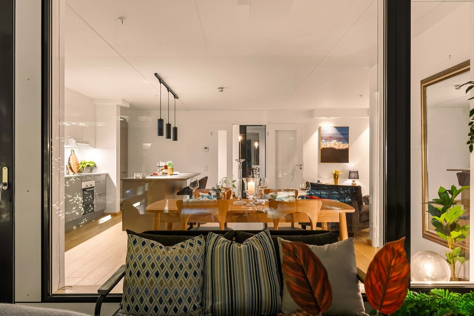 Store vindusflater gir en lys og innbydende atmosfære Galleribilde