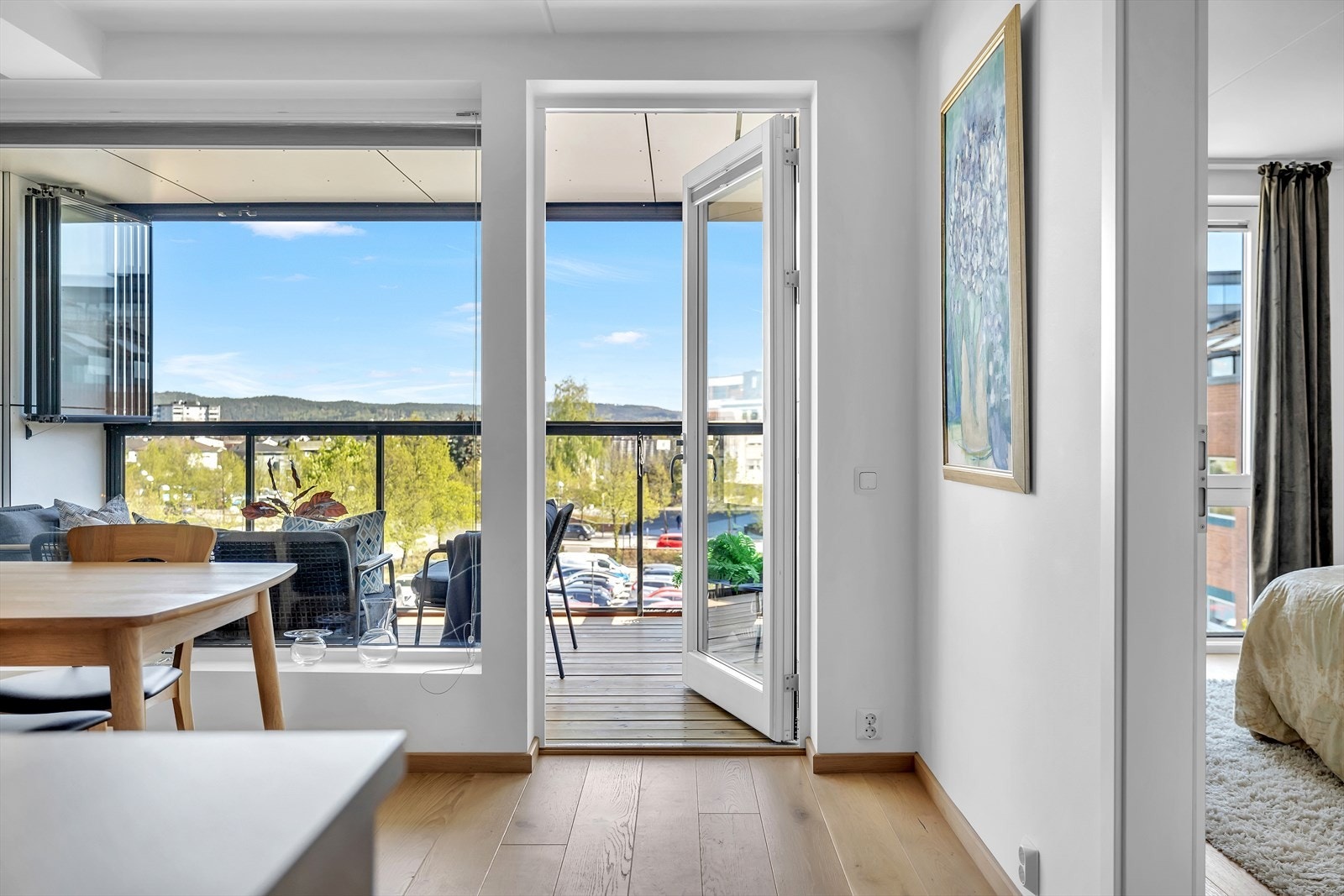 Glassdør ut til innglasset balkong Galleribilde