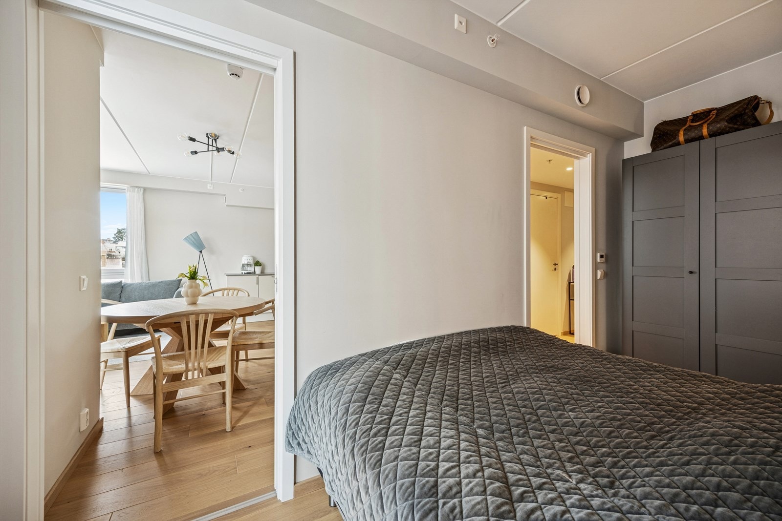 Begge soverommene er innredet med garderobeskap. Galleribilde