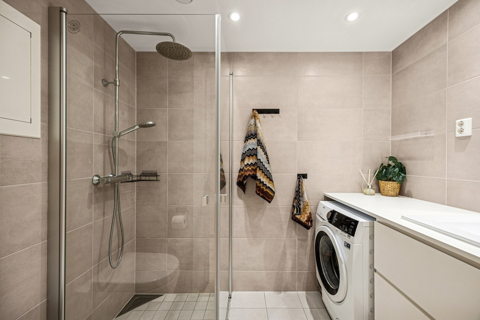 Helfliset baderom med vannbåren gulvvarme. Galleribilde