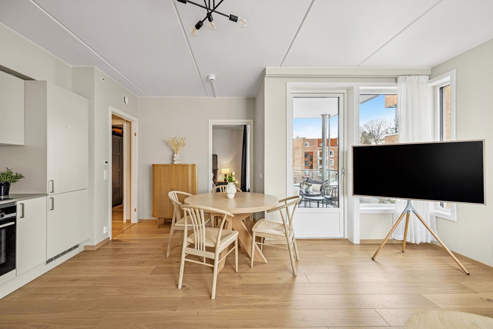 Leiligheten ligger fint til i byggets 3. etasje og har gjennomgående god standard med enstavs parket og vannbåren gulvvarme. Galleribilde