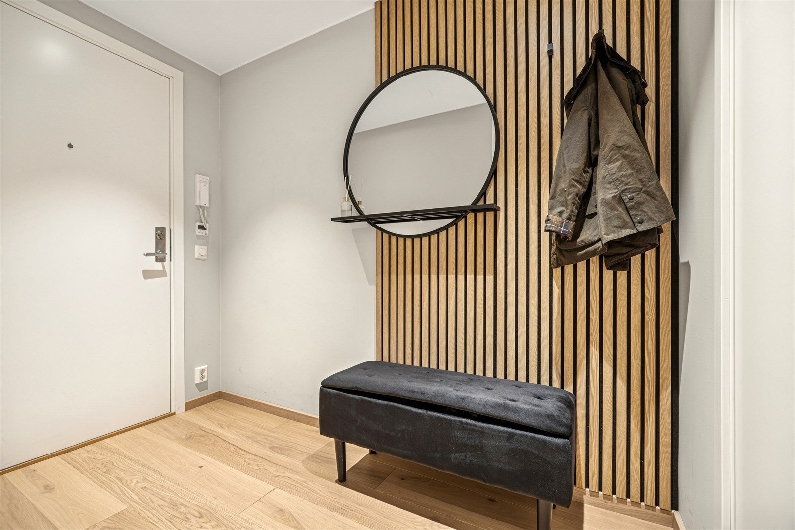 Hyggelig entré med god plass til diverse oppbevaringsløsninger. Galleribilde