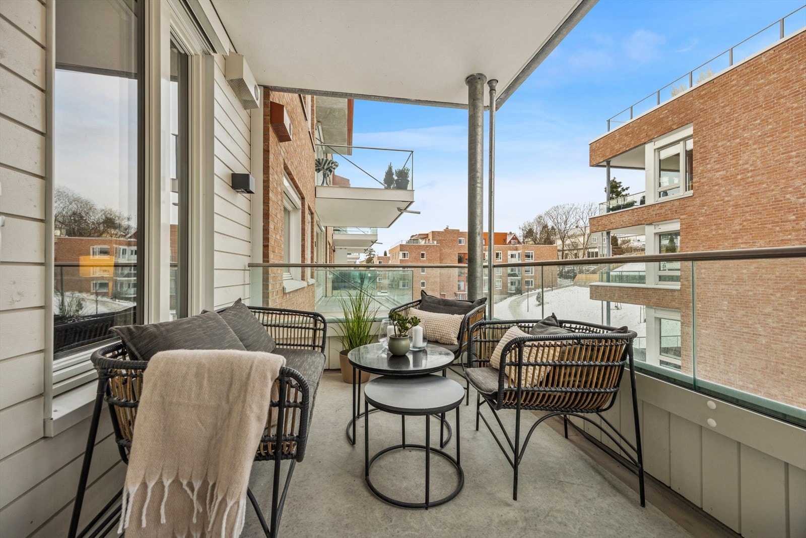 Fra stuen er det utgang til en vestvendt balkong på ca. 7 kvm. Galleribilde