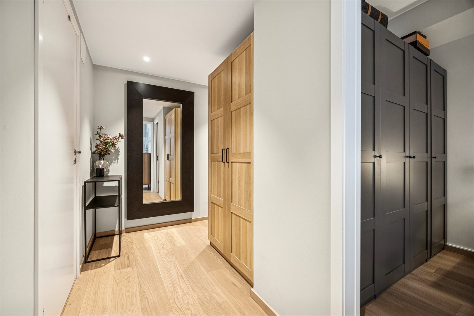 Det er vannbåren gulvvarme i entré, stue/kjøkken, bad og soverom. Galleribilde