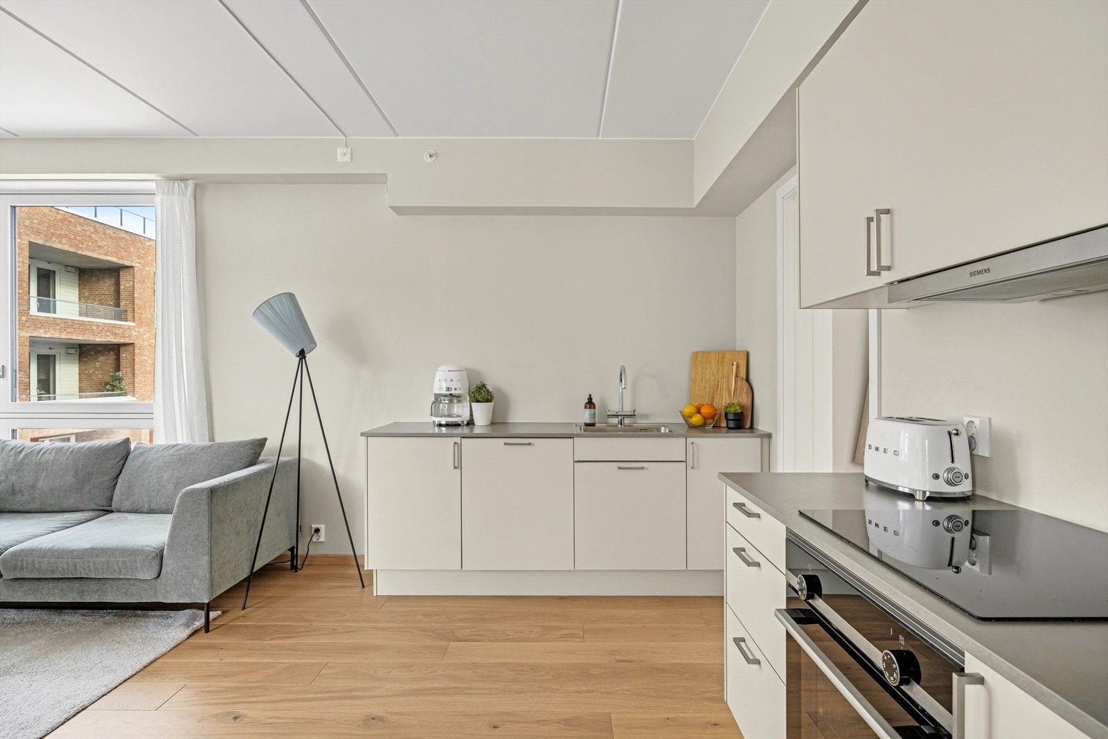 Kjøkkenet er utstyrt med integrerte hvitevarer. Galleribilde