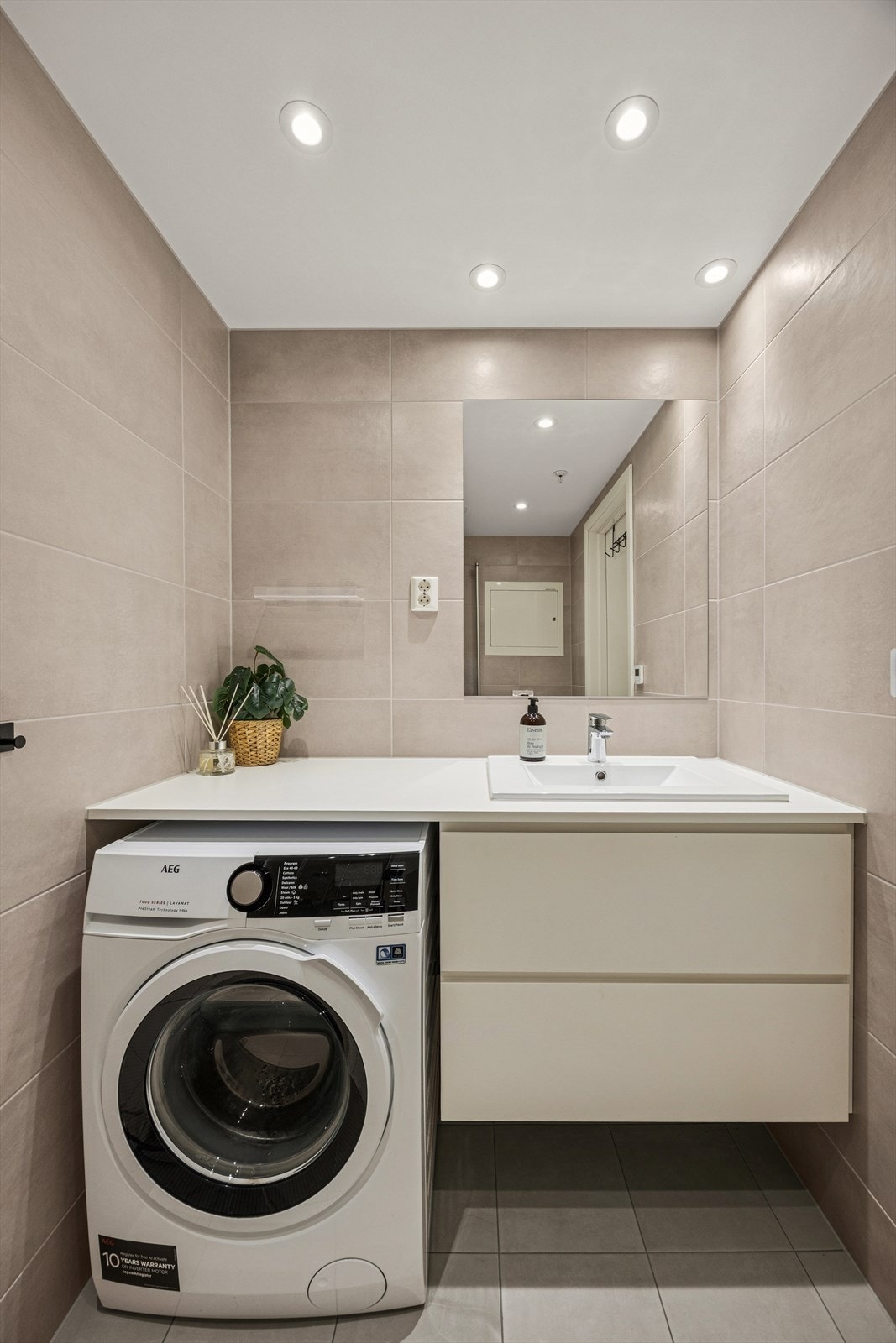 Baderommet har opplegg for vaskemaskin. Galleribilde