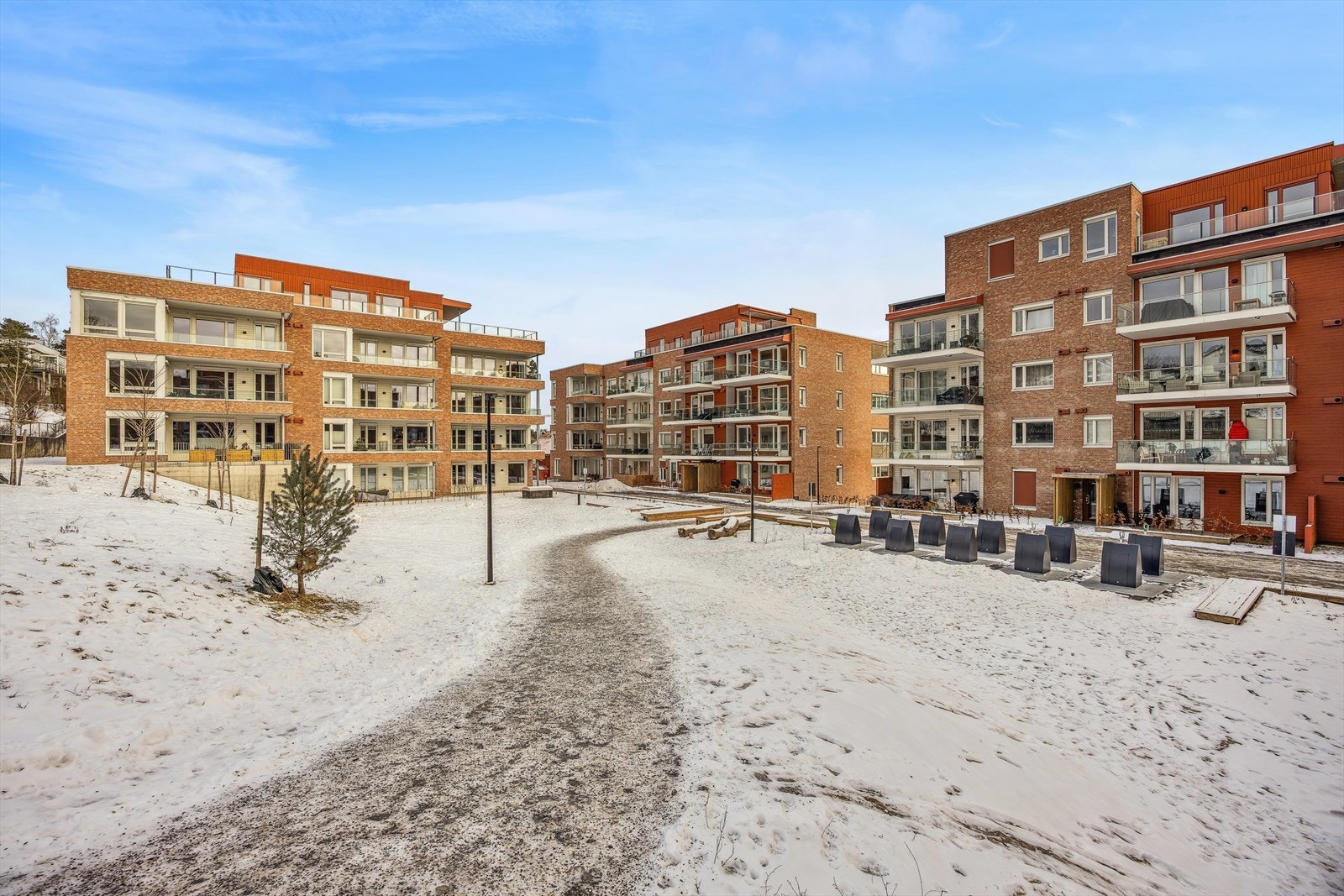 Tomten er pent opparbeidet med plener og interne gangveier. Galleribilde