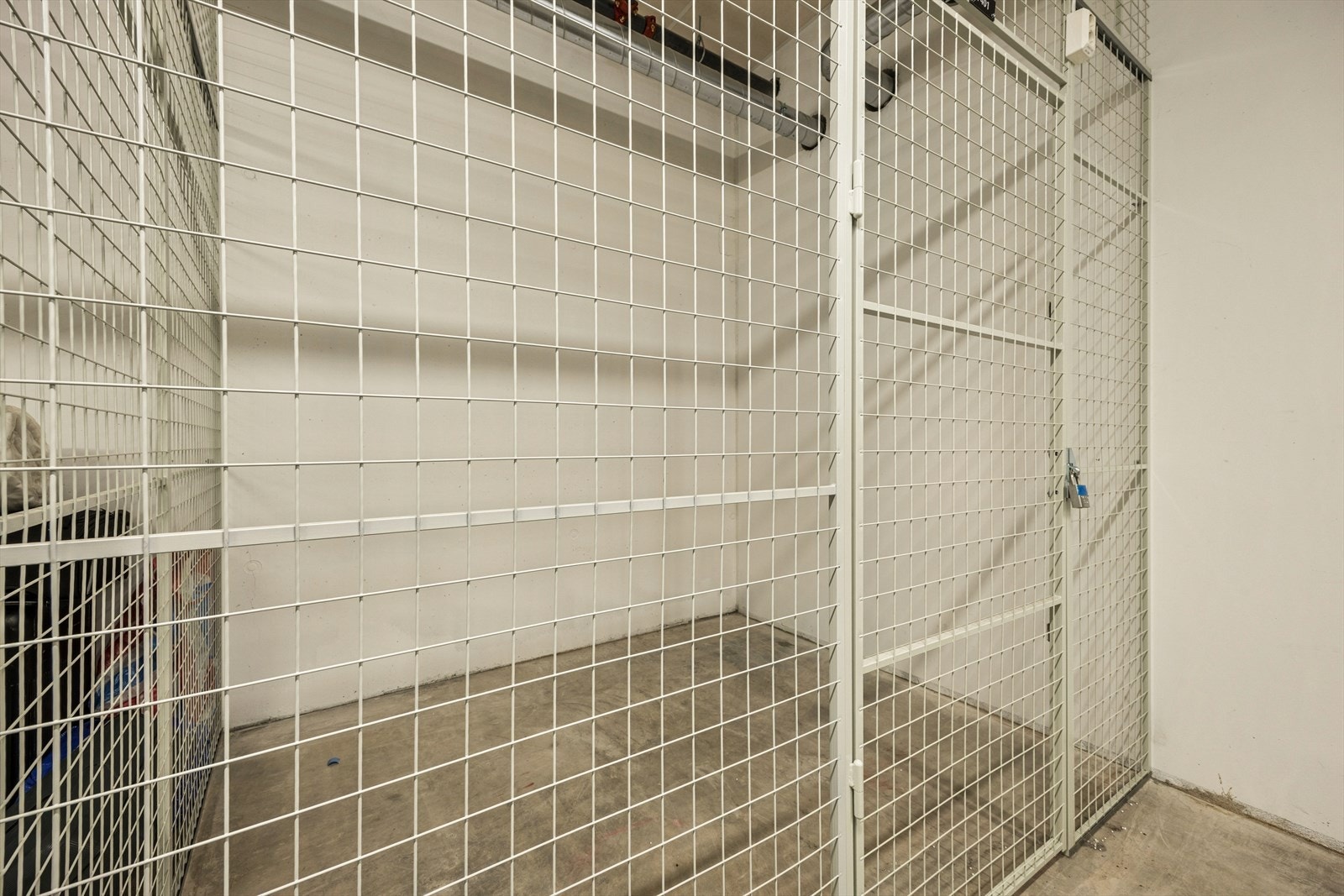 Leiligheten har en sportsbod på ca. 5 kvm. (Bilde av tilsvarende bod, ikke den som tilhører leiligheten) Galleribilde