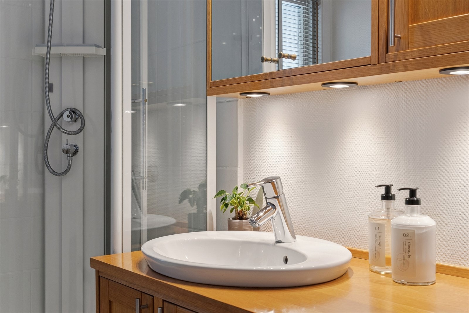 Nye, integrerte spotter for god belysning. TG3 i rapporten: Våtrommet må oppgraderes for å tåle normal bruk etter dagens krav. Galleribilde