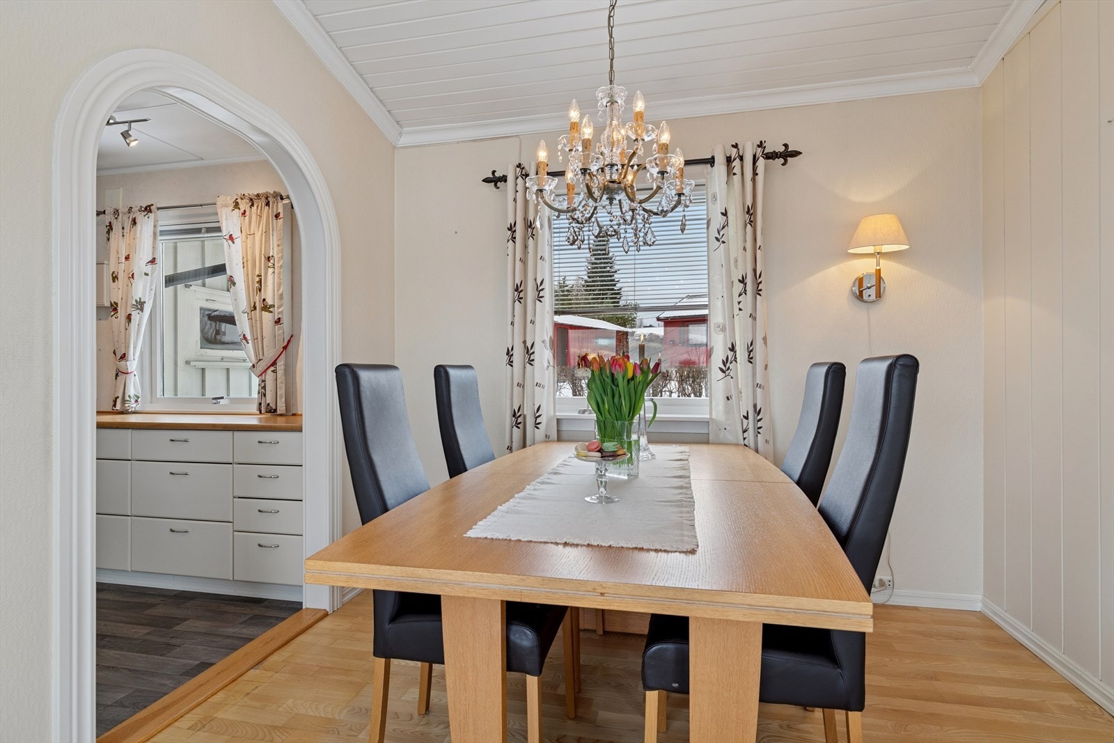 Spisestuen ligger i åpen forbindelse med kjøkkenet, perfekt for sosiale sammenkomster. Galleribilde