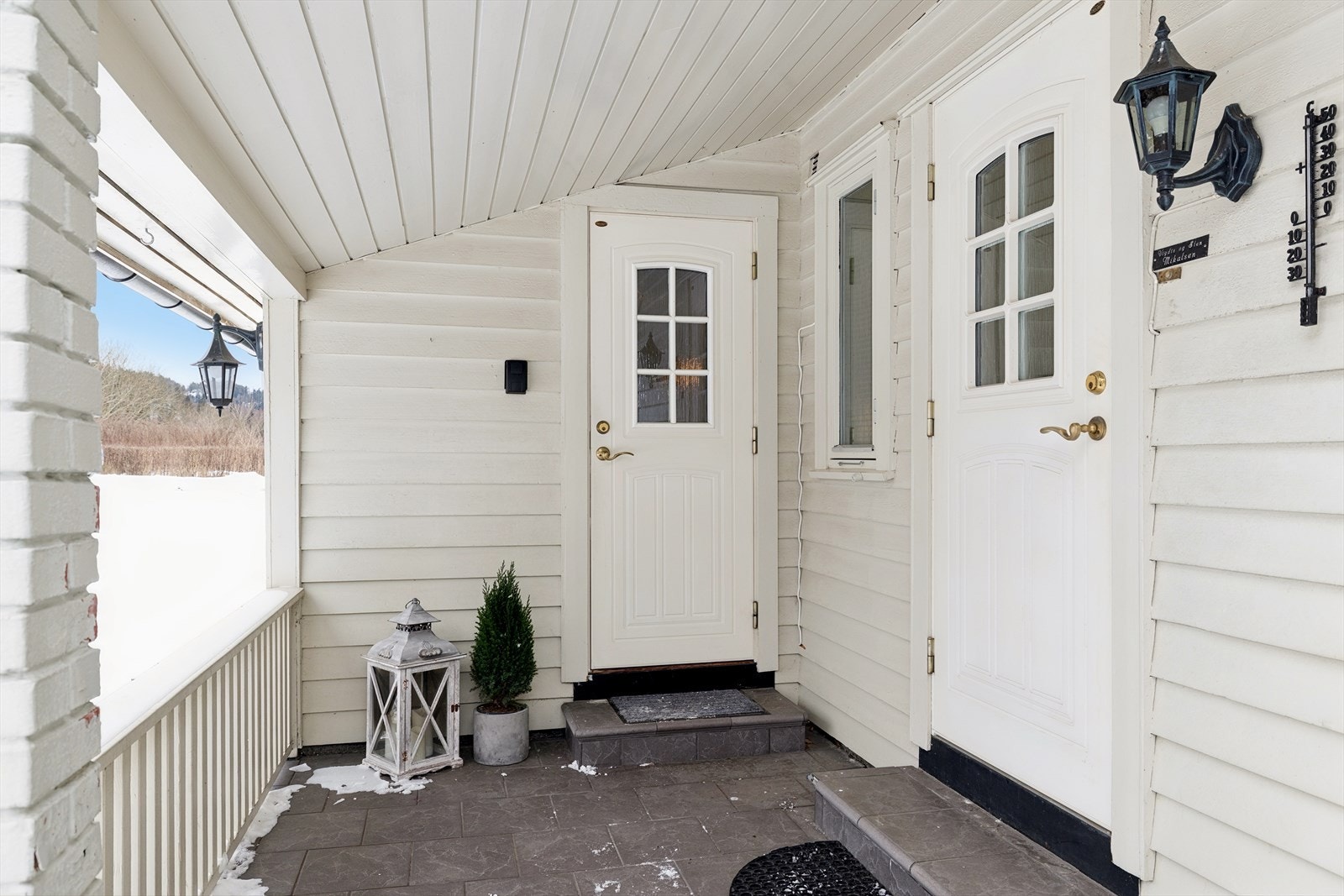 Pent og velstelt, overbygget inngangsparti - Egen inngang med vindfang/trapperom som fører ned til kjeller. Galleribilde