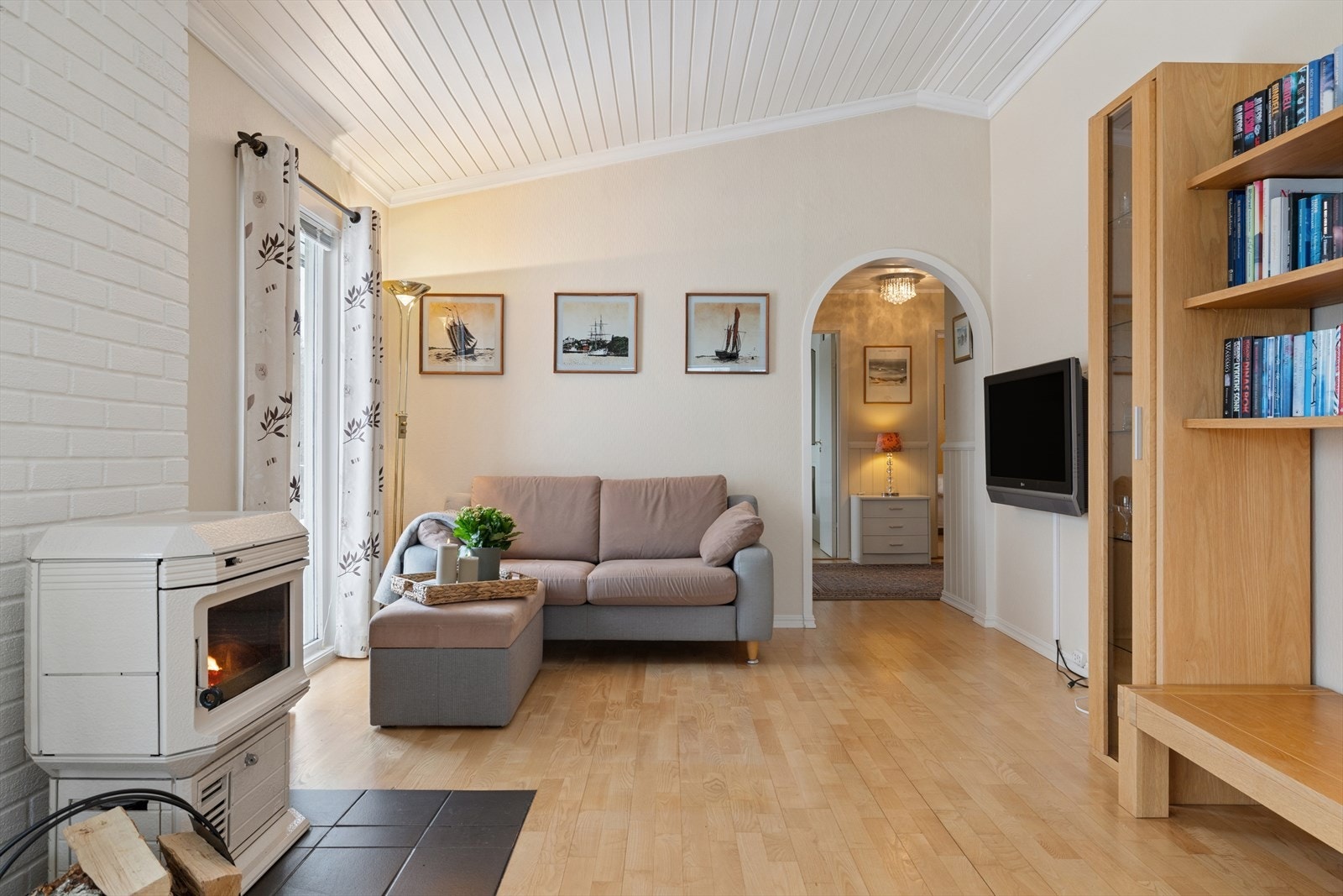 Vedovn tilknyttet teglsteinspipen gir ekstra varme på kalde dager. Galleribilde