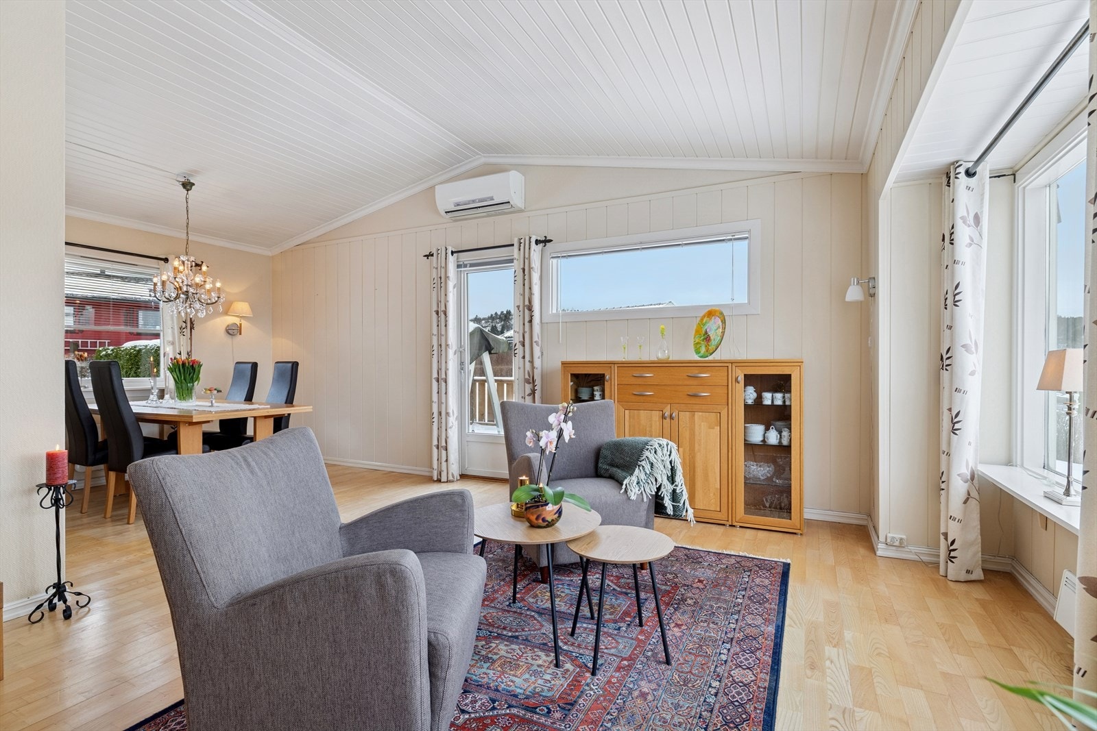 En åpen og luftig løsning mellom stue og spisestue skaper en god romfølelse. Utgang til terrasse. Galleribilde