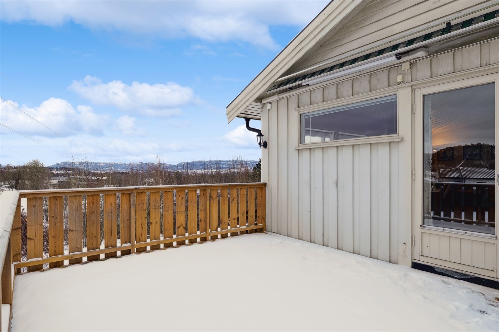 Den nye, store terrassen er en flott forlengelse av stuen med god plass til utemøbler. Galleribilde