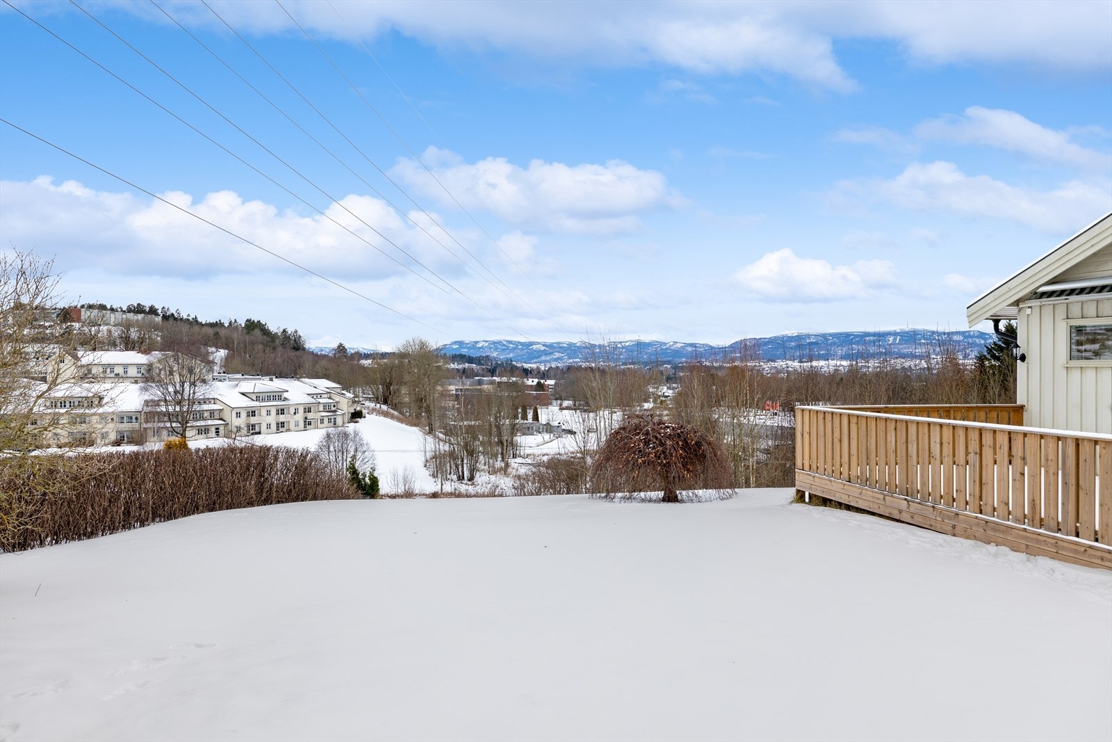 Tomten ligger høyt og fritt med en usjenert beliggenhet og god utsikt over nærområdet. Galleribilde