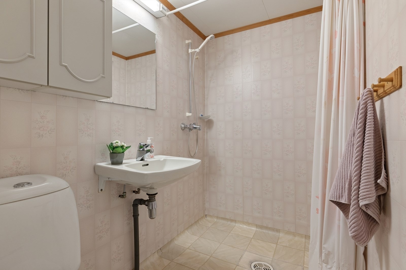 Innredet baderom fra byggeår med våtromsbelegg på gulv og våtromstapet på veggene. Etableringen av rommet er ikke omsøkt eller godkjent. TG3 i rapporten: Våtrommet må oppgraderes for å tåle normal bruk etter dagens krav. Galleribilde