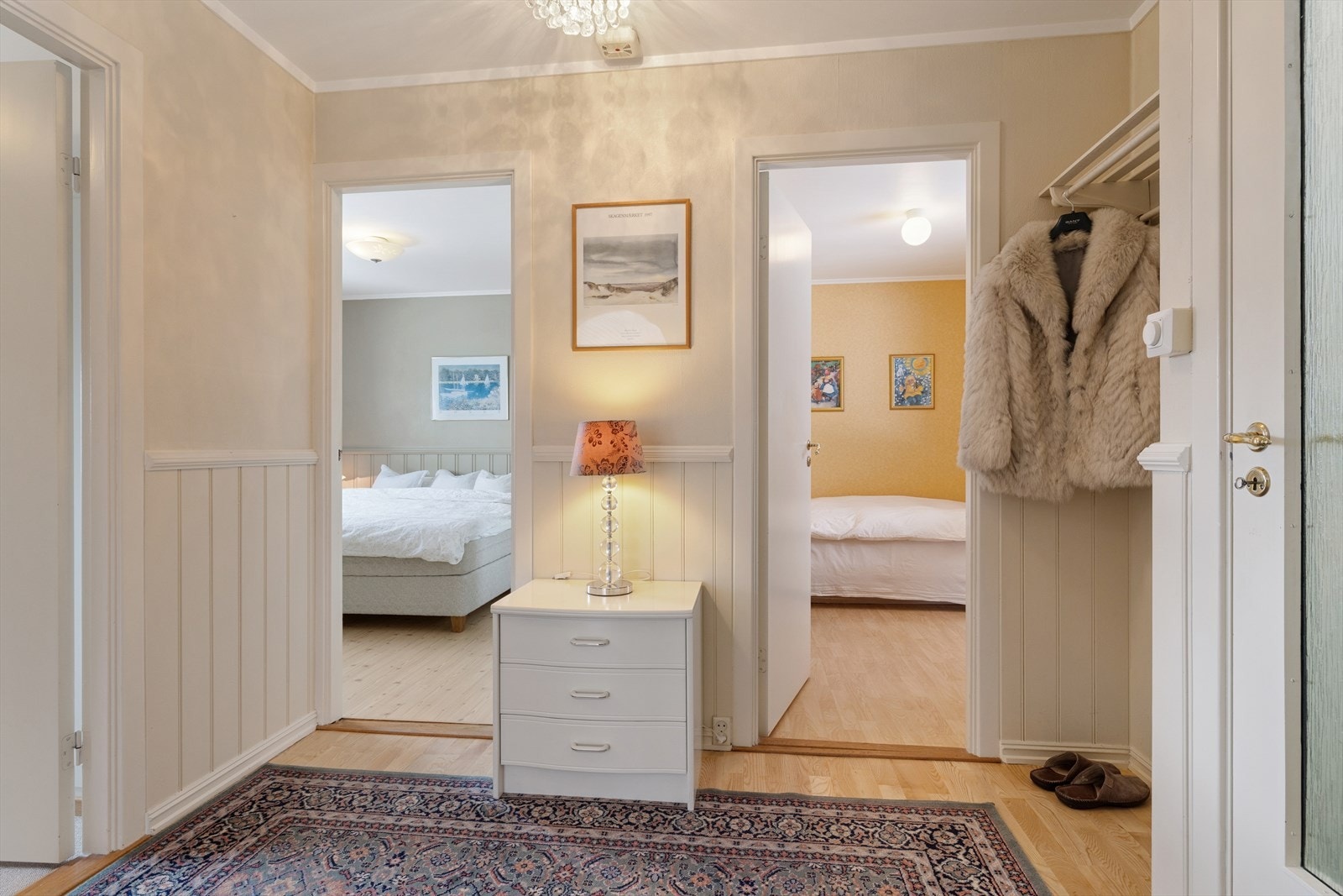 Fra gangen er det adkomst til boligens 3 soverom, som ligger praktisk samlet. Galleribilde