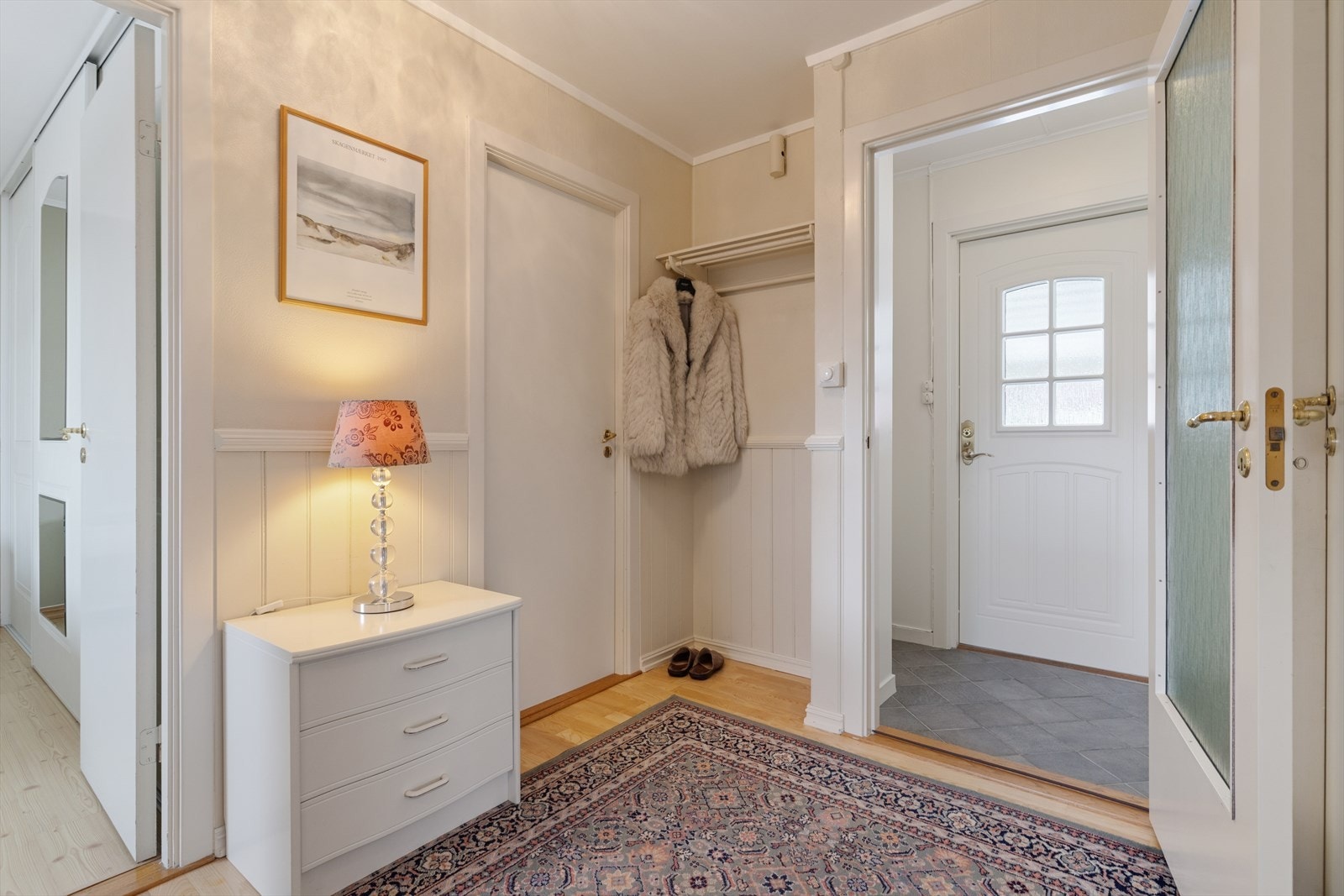 Den luftige gangen har plass til oppbevaringsmøbler og binder rommene i etasjen sammen. Her ønskes du velkommen inn! Galleribilde