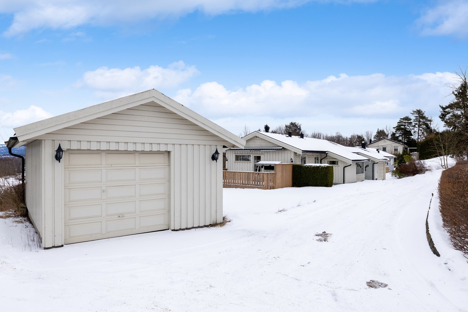 Den frittstående garasjen gir ekstra lagringsplass eller parkering for en bil. Galleribilde