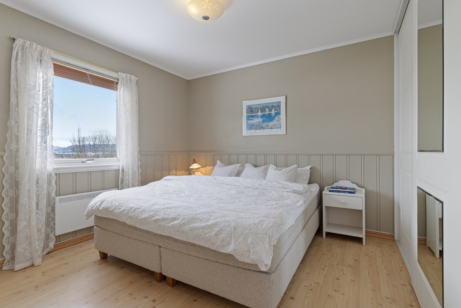 Hovedsoverommet er romslig med plass til dobbeltseng og garderobeløsning. Galleribilde