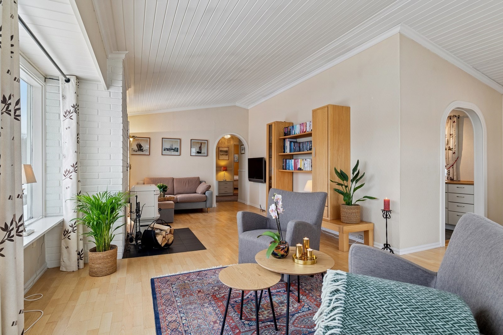 Rommet er et sentralt samlingspunkt med god plass til flere sittegrupper. Galleribilde