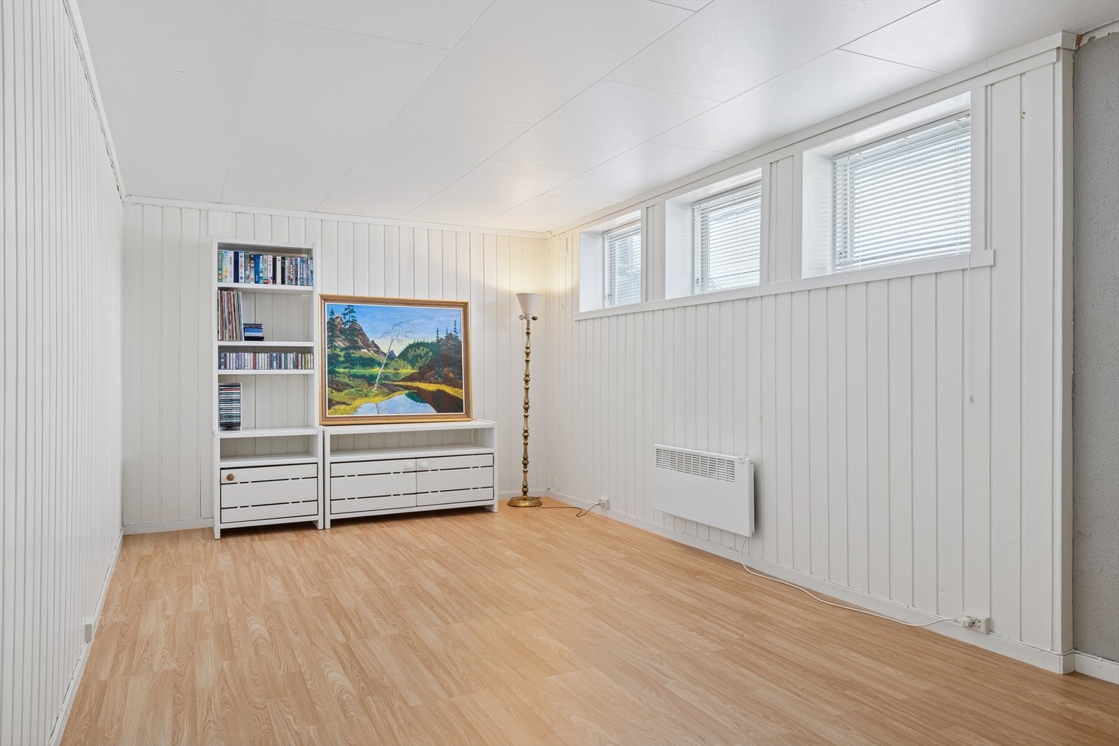 Kjeller - Innredet rom som i dag benyttes som kjellerstue. Rommet har laminat på gulvet og vegger kledd med malt trepanel. Bruksendringen av rommet er ikke omsøkt eller godkjent. Galleribilde