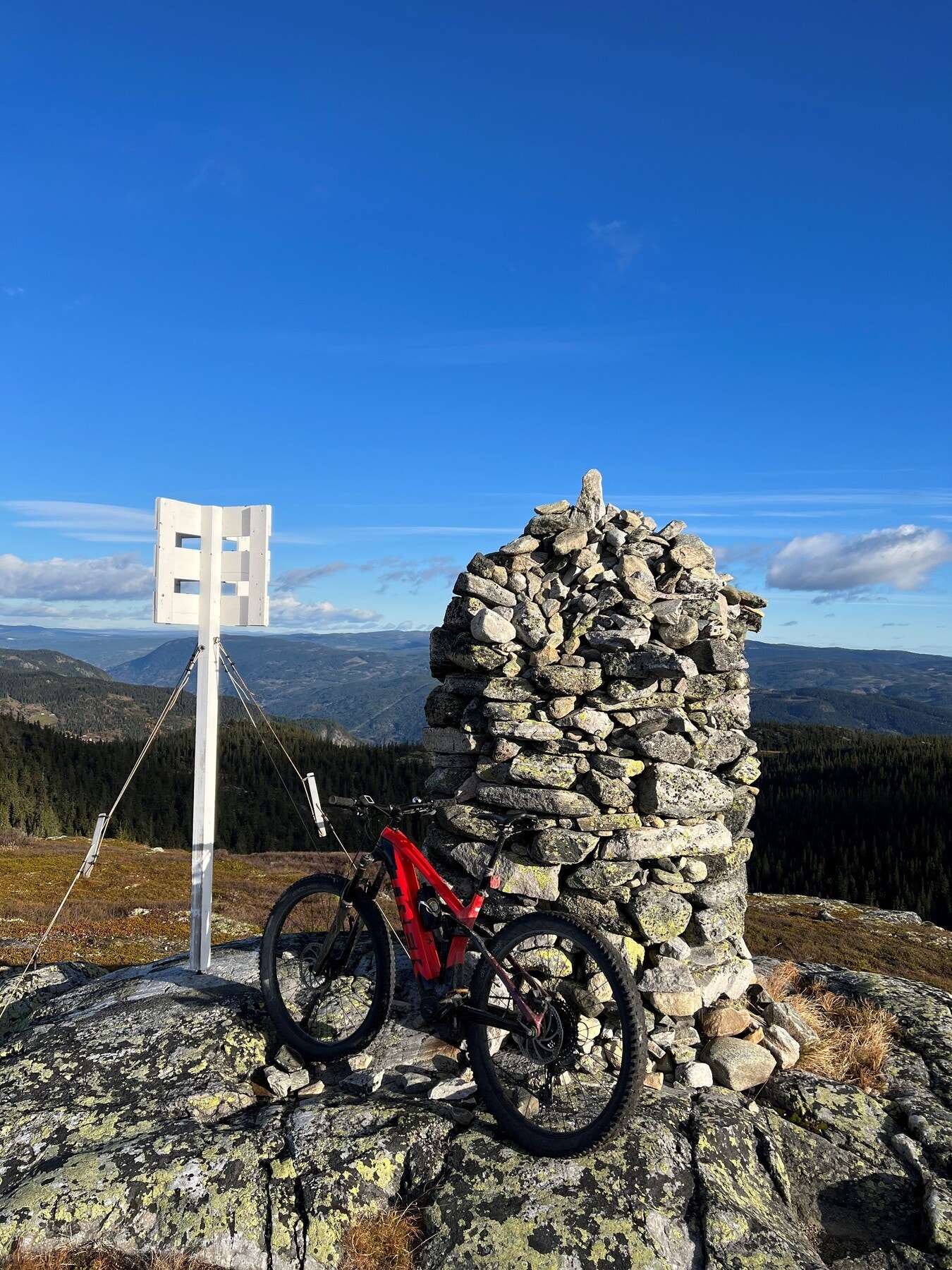 Selgers bilde. Flere toppturer innenfor rekkevidde med sykkel fra hytta. Galleribilde