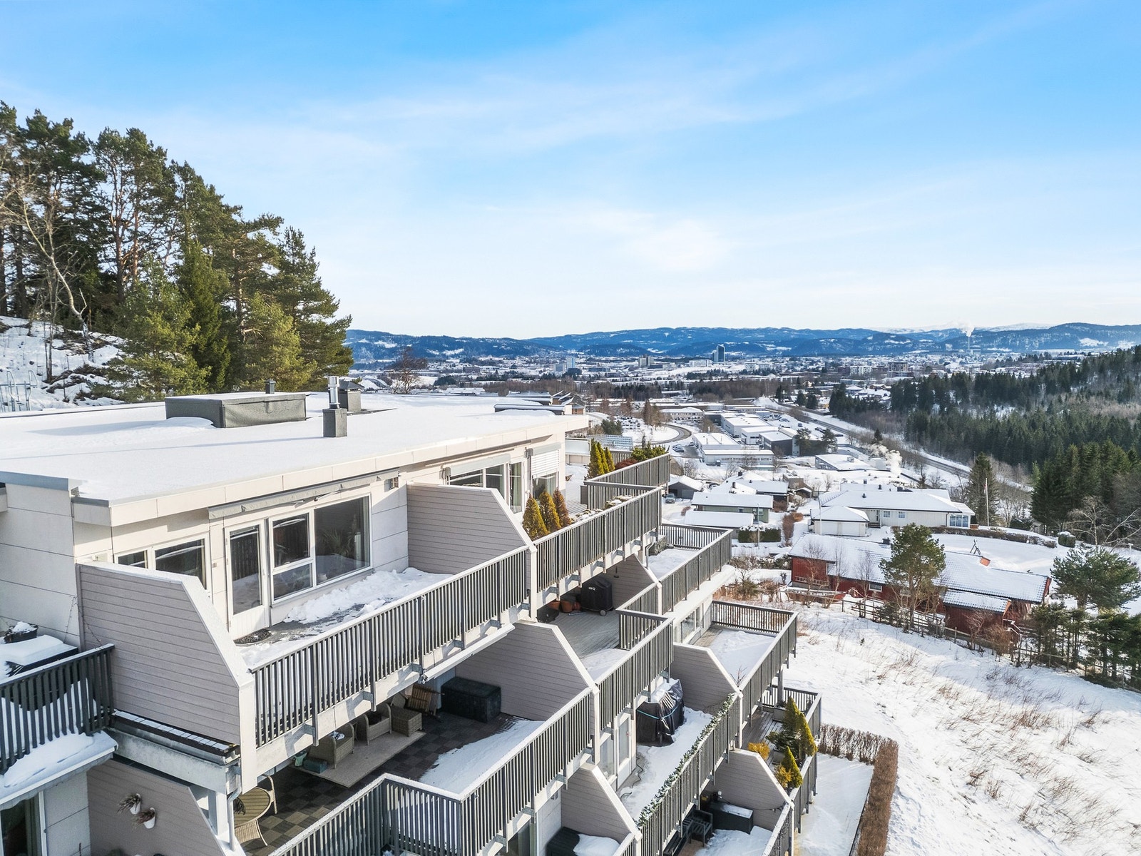 En 3-roms terrasseleilighet med fantastisk utsikt mot Bymarka, ingen innsyn og tilbaketrukket beliggenhet i Kulsås. Galleribilde