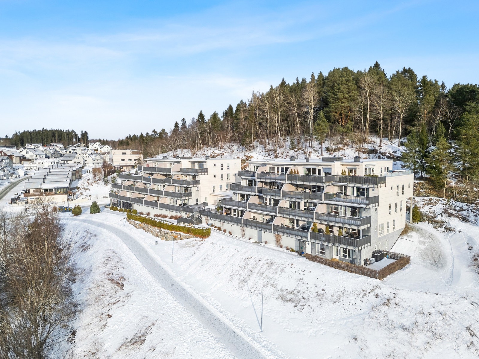 Fra leiligheten er det kort vei til skianlegg og treningssenter i Granåsen. Det er også gangavstand til Rema 1000 og Coop Extra. Galleribilde