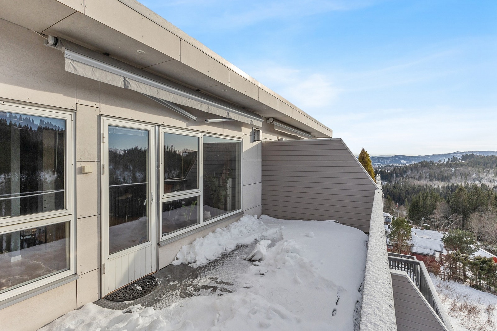 Stuen forlenges i en balkong på hele 29 kvm med god plass til sittegruppe og montert markise. Galleribilde